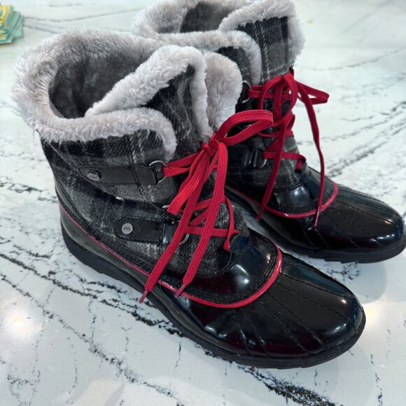 Anne Klein Sport Gailla Snow Boot Black with Gray Tartan and Red Accents Size 11 - Picture 2 of 6